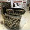 Bồn cầu khối đen hoa văn vàng siêu bóng